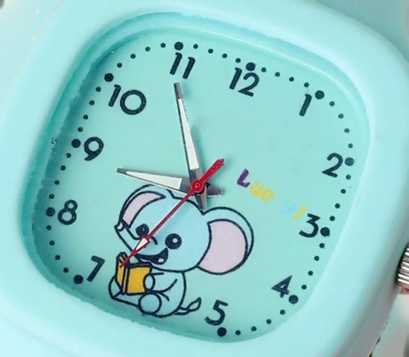Gros plan sur le cadran turquoise avec l'éléphant qui lit un livre