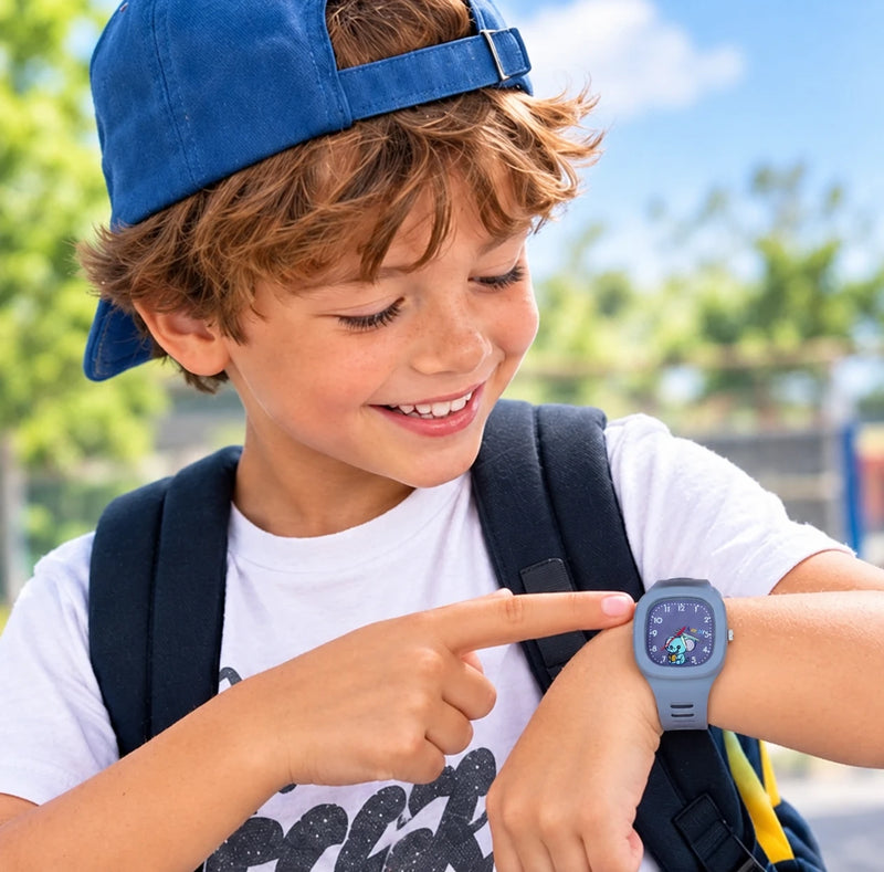 Un garçon avec son sac à dos d'école regarde sa montre
