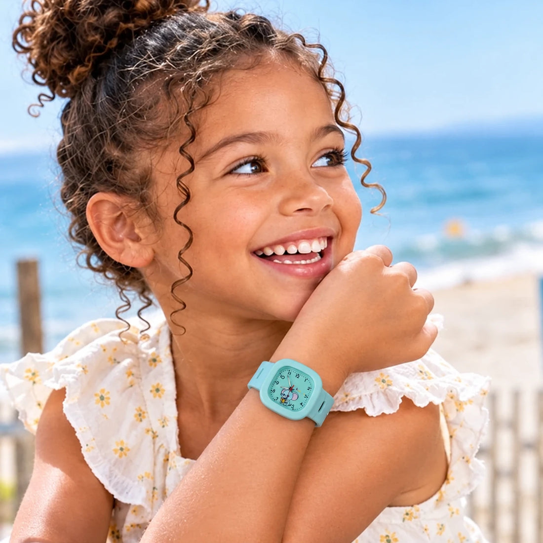 Une enfant porte la montre Trompette turquoise
