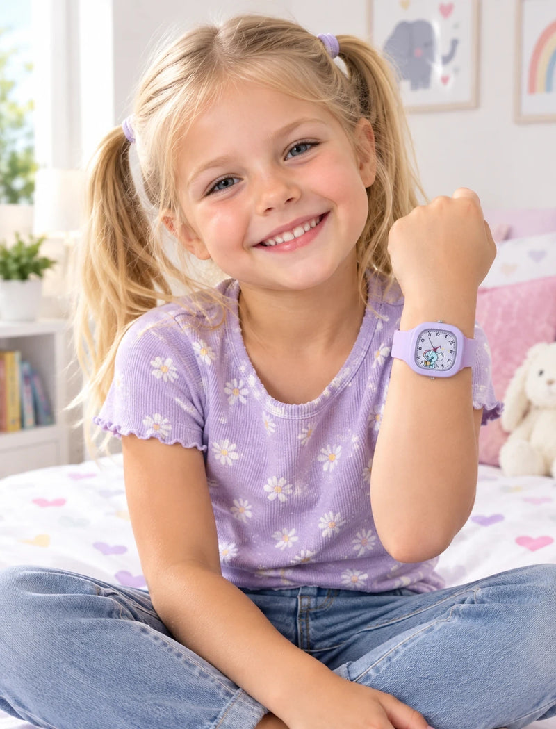 Une petite fille assise sur son lit montre fièrement sa montre violette