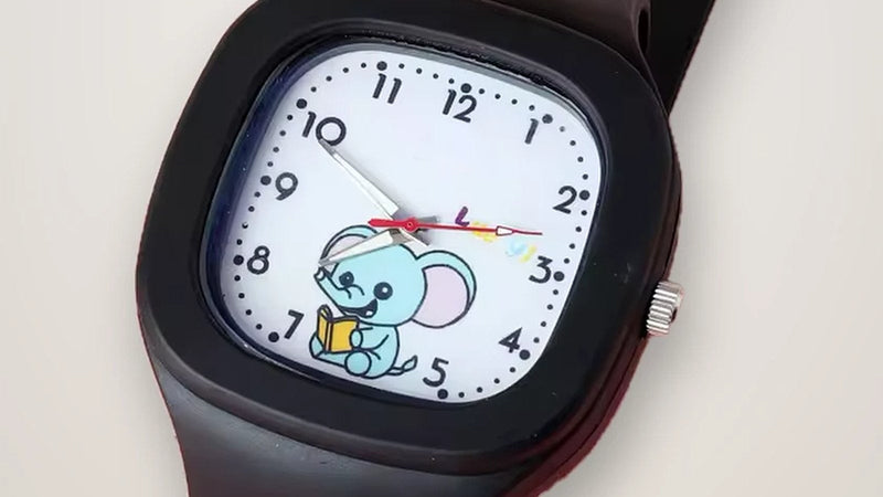 Montre enfant noire à aiguilles avec gros chiffres